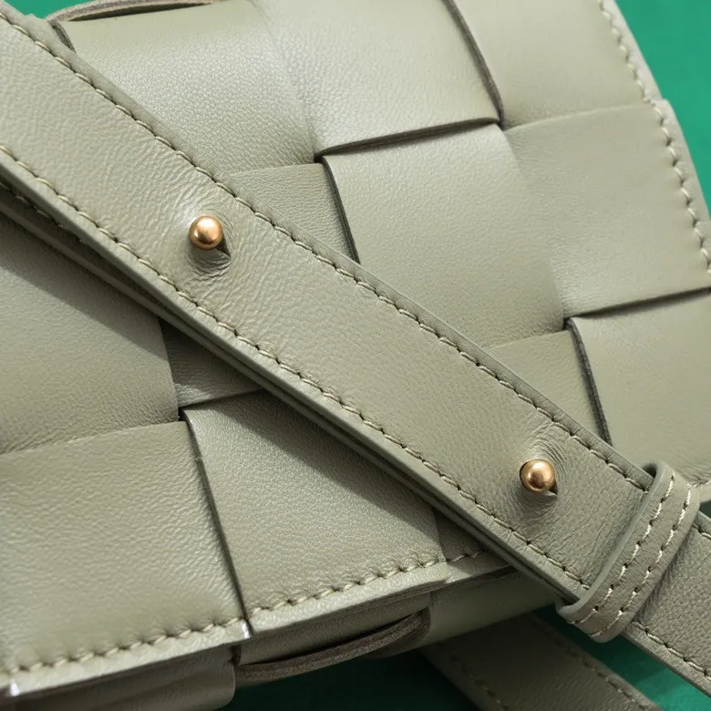 Batch 1320, ready to ship, first release on the whole network ♨️♨️ (mini size) BV sheepskin + 15 grid cassette + limited edition 🉑️🉑️🉑️ Classic style, high-end simplicity, this upper body is super refreshing! Paired with the BV parrot green on the sides, it’s very stylish but not exaggerated! Model: 7587 Size: 19*5.5*12cm